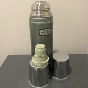 Stanley Classic Green Thermos No A-943C. Pint. 2 Cups